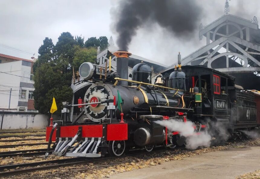 Locomotiva a vapor percorre o trecho entre São João del-Rei e Tiradentes, com a Serra de São José ao fundo