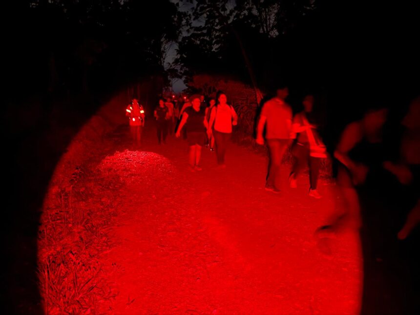 Trilha ao Luar convida participantes a explorar a Serra do Curral à noite e contemplar a paisagem de Belo Horizonte a partir de um dos mirantes do parque