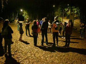 Trilha Noturna no Parque das Mangabeiras convida o público a conhecer os hábitos de anfíbios, como sapos, rãs e pererecas, e a biodiversidade da Serra do Curral