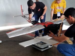 Estudantes da equipe Uai, Sô! Fly!!, da UFMG, desenvolvem aviões radiocontrolados para a competição SAE Brasil AeroDesign