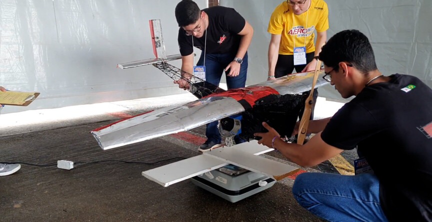 Estudantes da equipe Uai, Sô! Fly!!, da UFMG, desenvolvem aviões radiocontrolados para a competição SAE Brasil AeroDesign