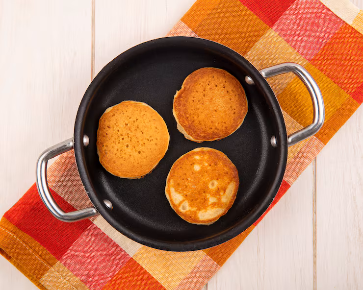Pão de frigideira com dois ingredientes fica pronto em 10 minutos
