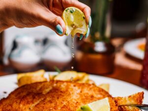 Duas gotas de suco de limão adicionadas aos ovos podem ajudar a deixar o empanado do bife à milanesa mais firme e crocante durante a fritura